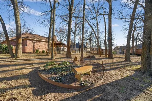 a view of a house with backyard and trees
