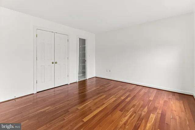 an empty room with window and pillar in it