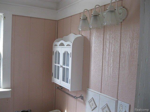 31 Stapleton Street Mount Clemens, MI 48043 - Photo 14 of 23 264-040503 Bathroom 2 (2).JPG