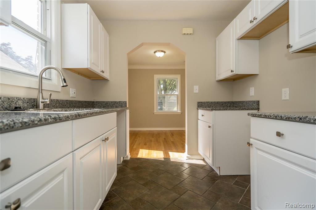 24844 Landau Center Line, MI 48015 - Photo 11 of 58