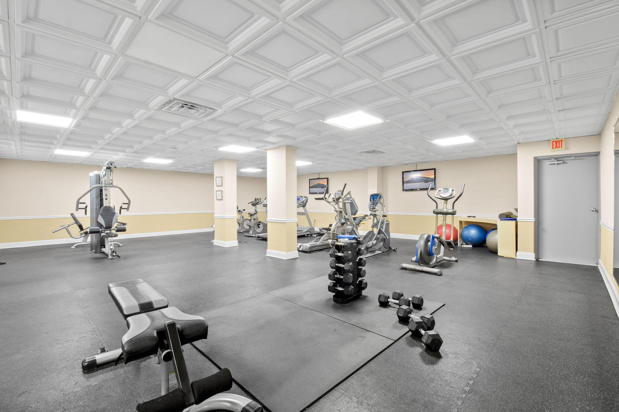 3460 South Ocean Boulevard, Unit 5100 Palm Beach, FL 33480 - Photo 27 of 42 a view of a room with gym equipment