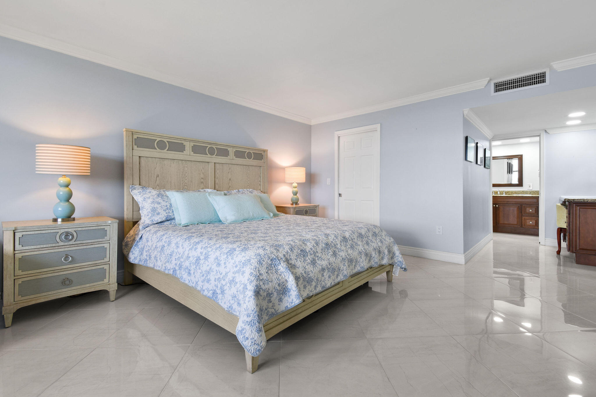 3460 South Ocean Boulevard, Unit 5100 Palm Beach, FL 33480 - Photo 10 of 42 a bedroom with a bed and a lamp