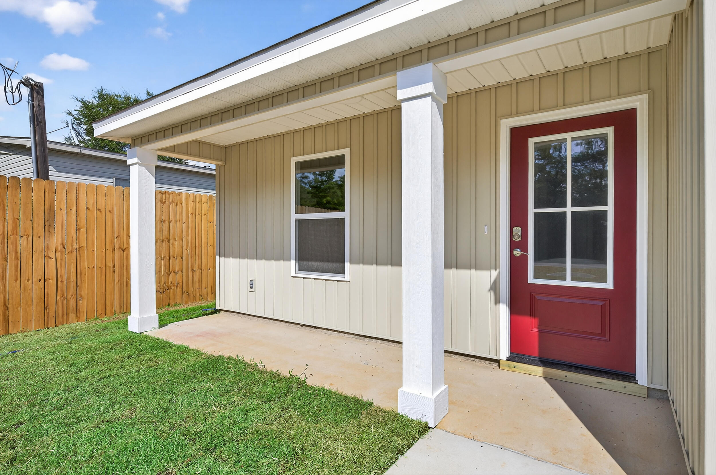 5327 B Kervin Road Crestview, FL 32539 - Photo 5 of 47 a front view of a house with a yard