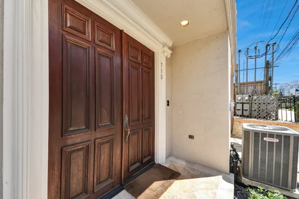 $575,000 | 710 Jackson Hill Street, Houston, TX 77007