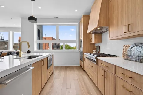 $1,099,000 | 1347 West Grand Avenue, Unit 4N, Chicago, IL 60642