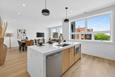 $1,099,000 | 1347 West Grand Avenue, Unit 4N, Chicago, IL 60642