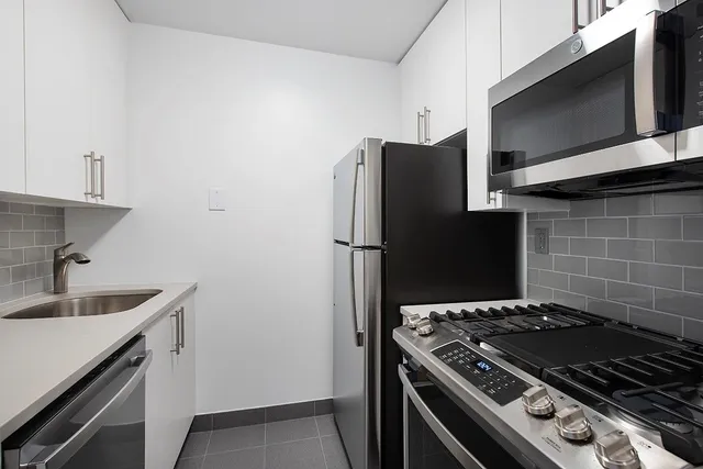$3,984 | 260 West 52nd Street, Unit 7D | Theater District