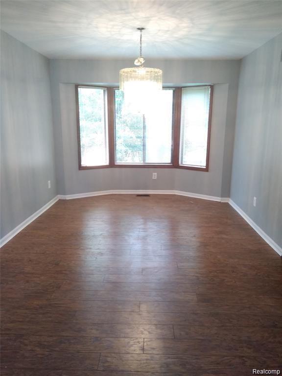 2430 Hiller Road West Bloomfield, MI 48324 - Photo 5 of 22 4.jpg