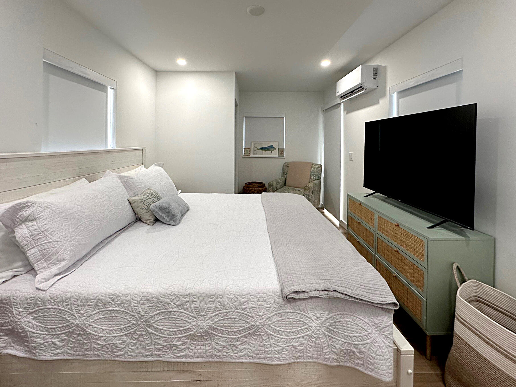 32 Pirates Drive Key Largo, FL 33037 - Photo 10 of 25 a bedroom with a bed and a flat screen tv