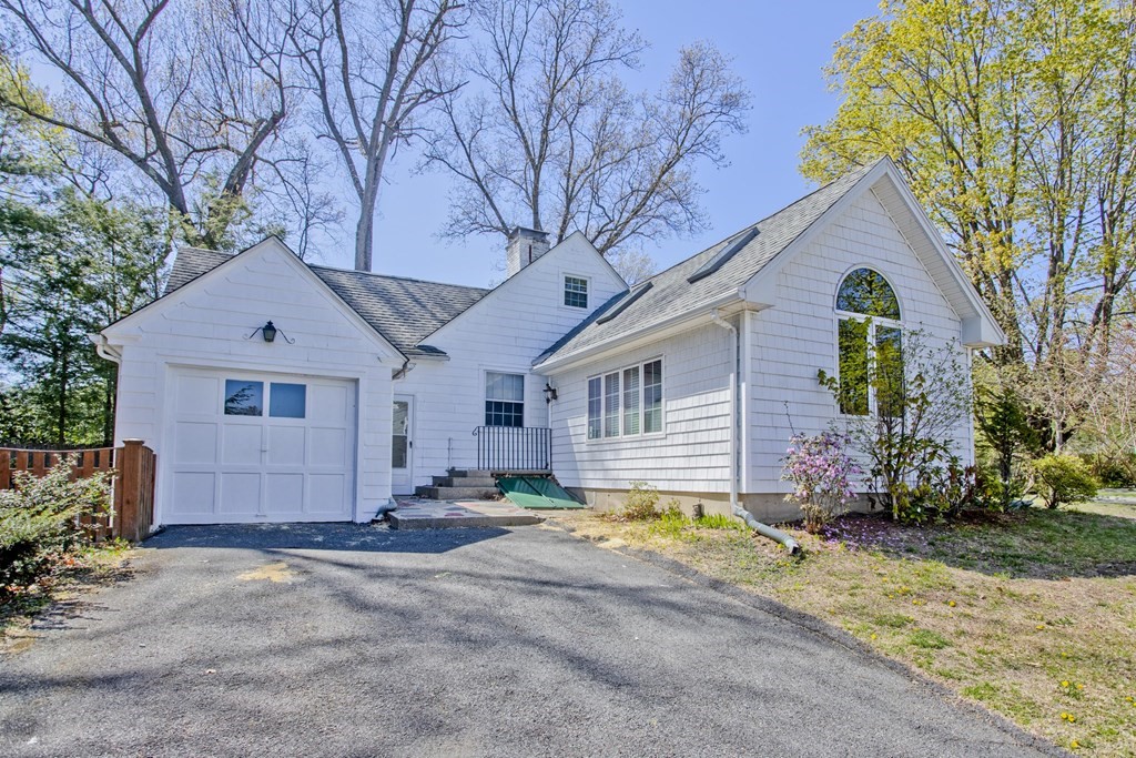 21 Puritan Road Springfield, MA 01119 - Photo 2 of 42