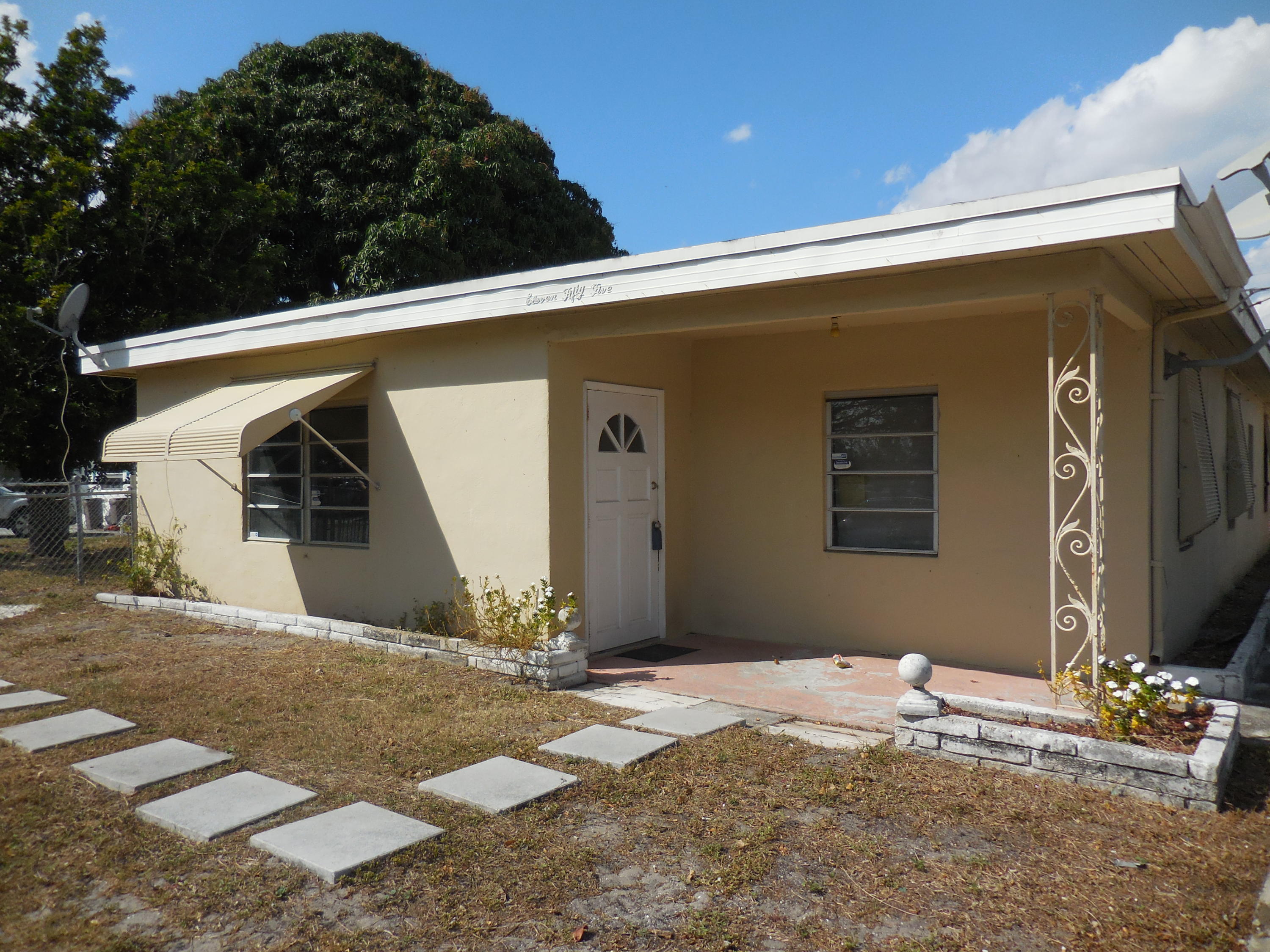 1155 Peak Road Lake Worth, FL 33462 - Photo 28 of 28 2017-02-19 16.05.31