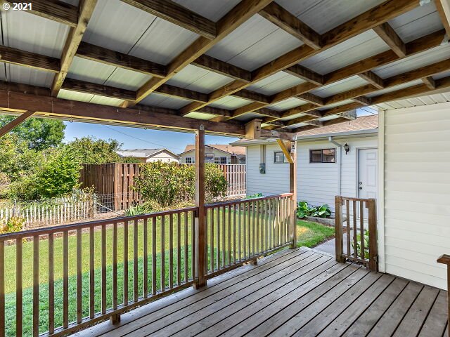 1686 Umpqua Road Woodburn, OR 97071 - Photo 13 of 17 Covered Patio