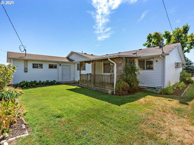 1686 Umpqua Road Woodburn, OR 97071 - Photo 14 of 17 Backyard