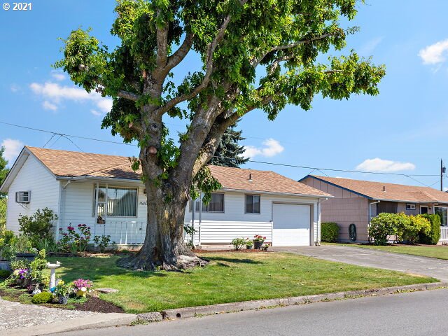 1686 Umpqua Road Woodburn, OR 97071 - Photo 15 of 17 Front Yard