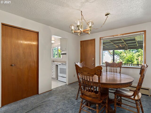 1686 Umpqua Road Woodburn, OR 97071 - Photo 2 of 17 Dining Room