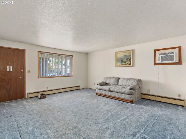 1686 Umpqua Road Woodburn, OR 97071 - Photo 3 of 17 Living Room