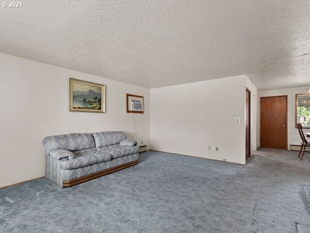 1686 Umpqua Road Woodburn, OR 97071 - Photo 4 of 17 Living Room