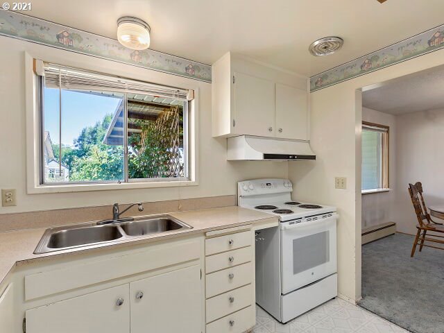 1686 Umpqua Road Woodburn, OR 97071 - Photo 5 of 17 Kitchen