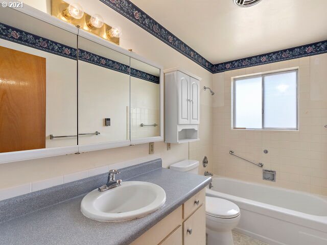 1686 Umpqua Road Woodburn, OR 97071 - Photo 7 of 17 Bathroom