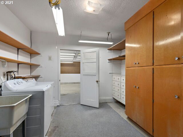 1686 Umpqua Road Woodburn, OR 97071 - Photo 10 of 17 Laundry