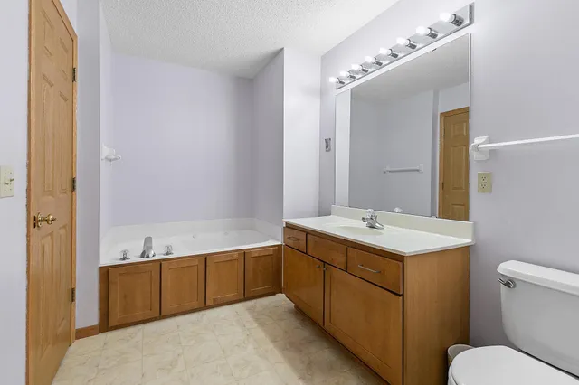 $280,000 | 700 Kingfisher Lane, Unit F, Woodbury, MN 55125