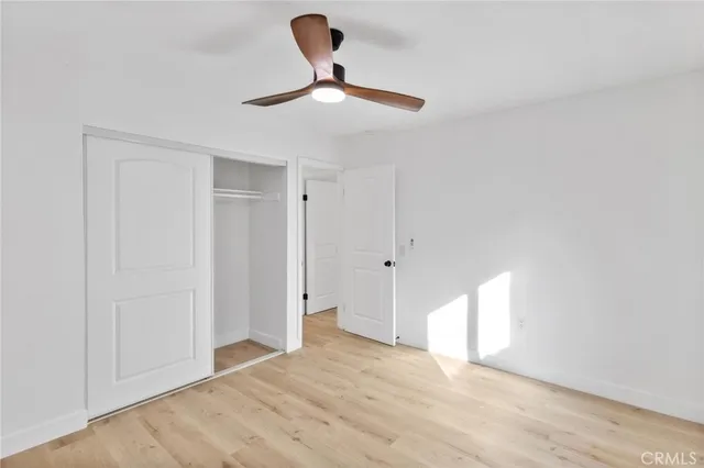 a view of empty room with ceiling fan