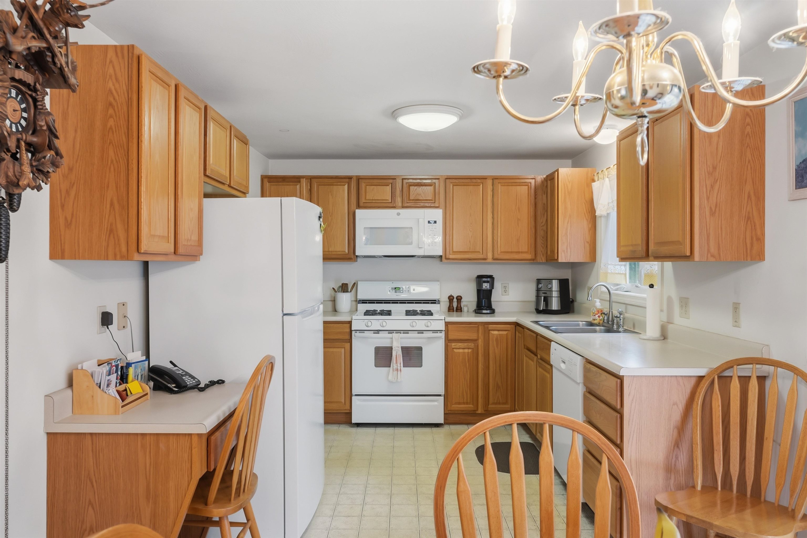 47 Lexington Court Hudson, NH 03051 - Photo 8 of 21