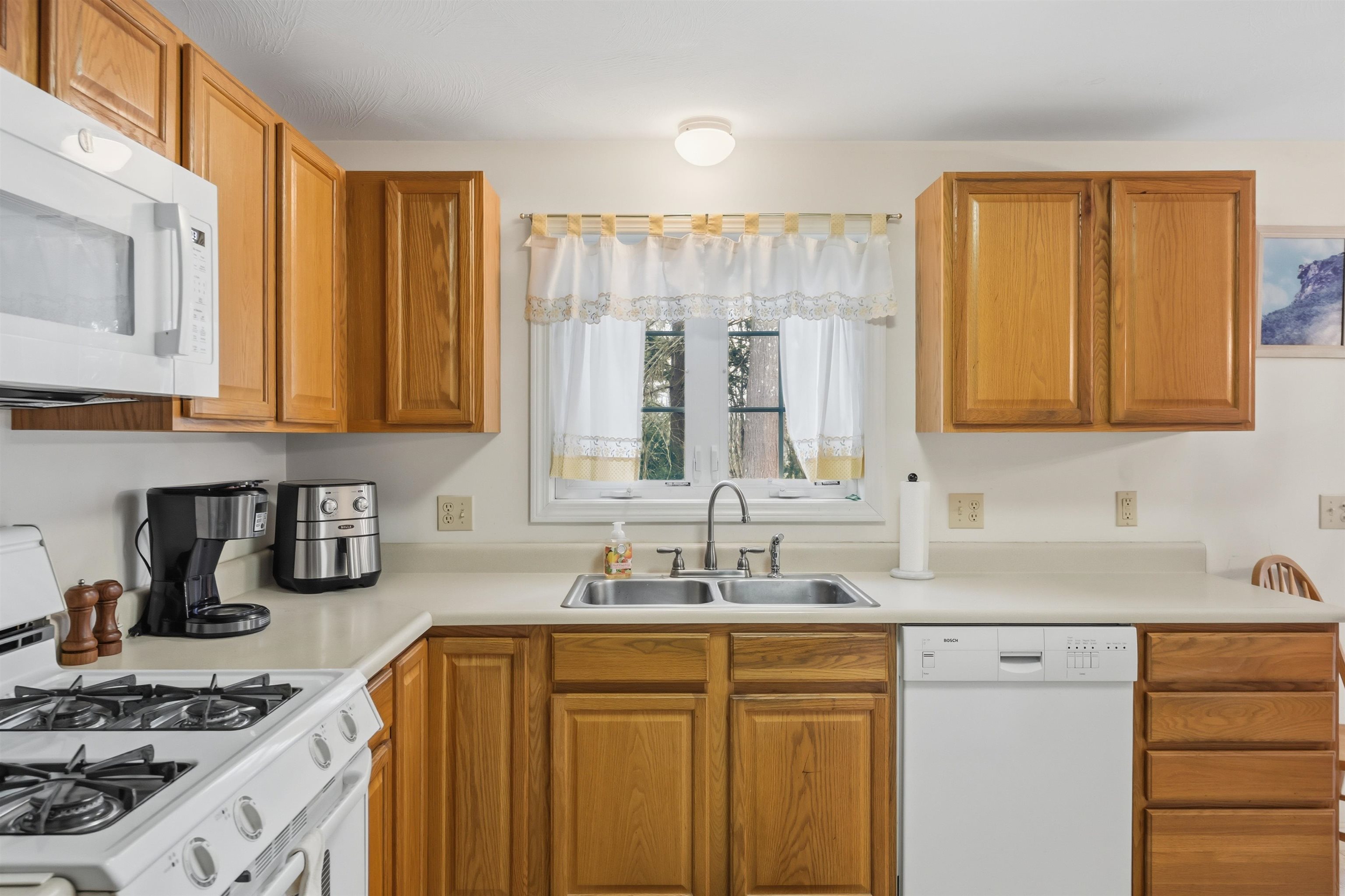 47 Lexington Court Hudson, NH 03051 - Photo 9 of 21