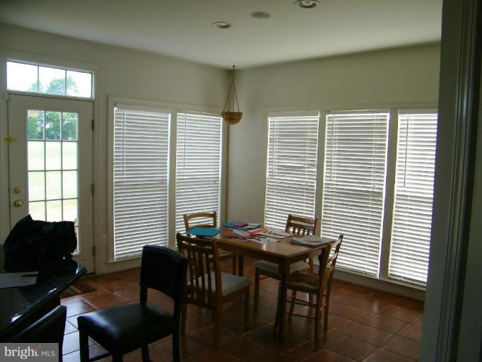 38693 Rambling Farm Drive Hamilton, VA 20158 - Photo 10 of 17 Breakfast Area