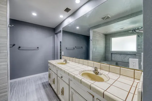 $1,299,000 | 541 North De Wolf Avenue, Fresno, CA 93737