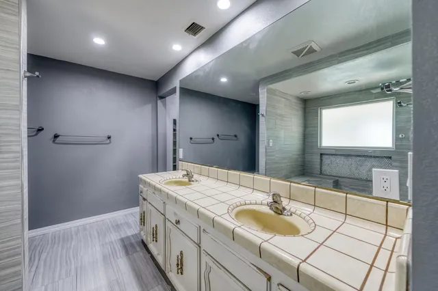 $1,299,000 | 541 North De Wolf Avenue, Fresno, CA 93737