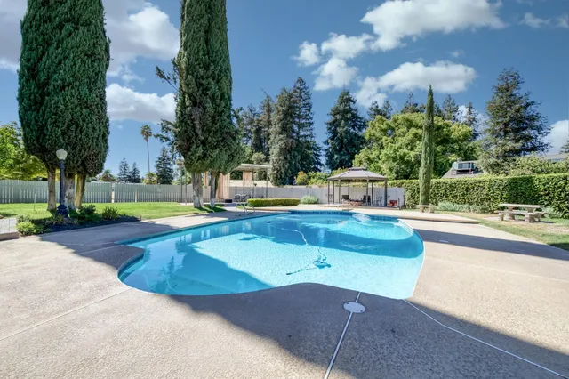 $1,299,000 | 541 North De Wolf Avenue, Fresno, CA 93737