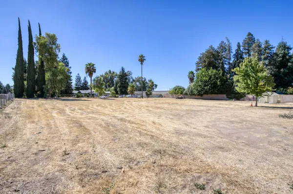 $1,299,000 | 541 North De Wolf Avenue, Fresno, CA 93737