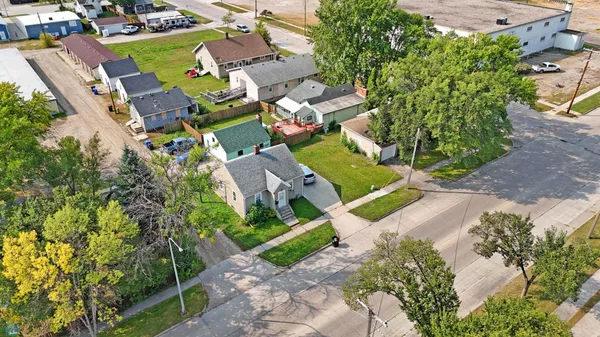 $895,000 | 725 14th Street North, Fargo, ND 58102