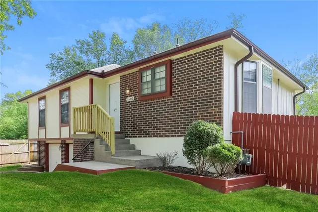 $1,980 | 1501 North Aztec Avenue, Independence, MO 64056