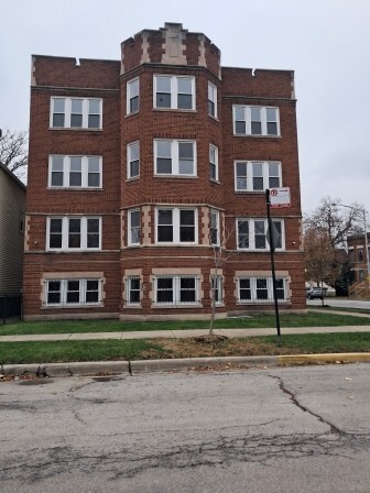 935 West Marquette Road, Unit 2 Chicago, IL 60621 - Photo 2 of 25 a front view of a building with a yard