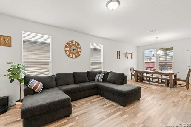 $275,000 | 6583 Runaway Row, Converse, TX 78109