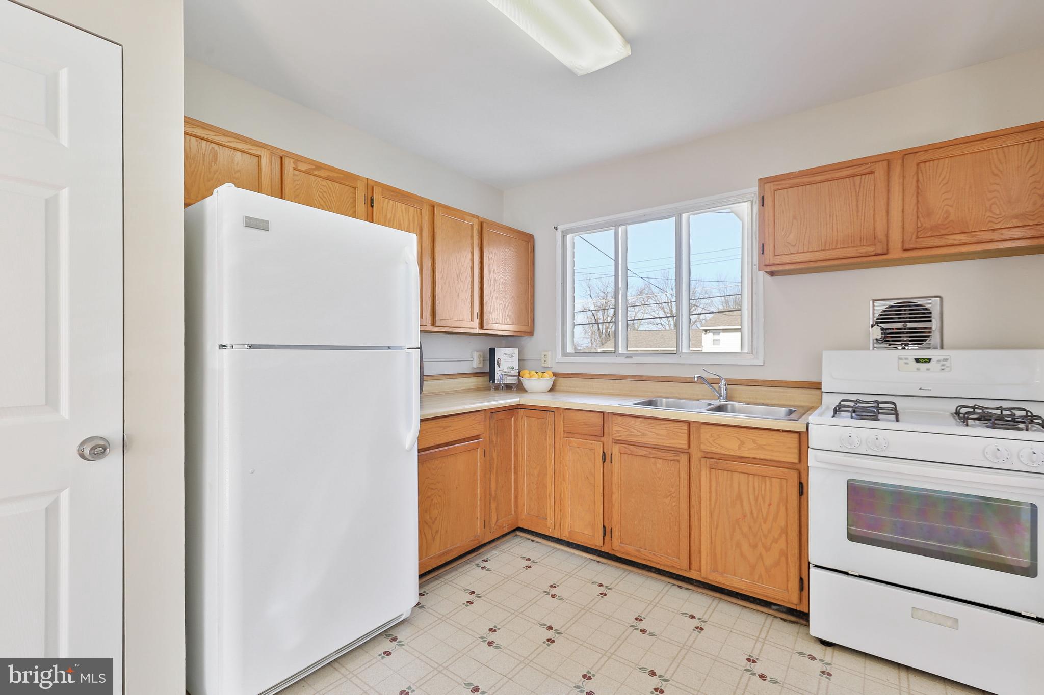 922 Prestwood Road Baltimore, MD 21228 - Photo 8 of 30 Kitchen is in great condition