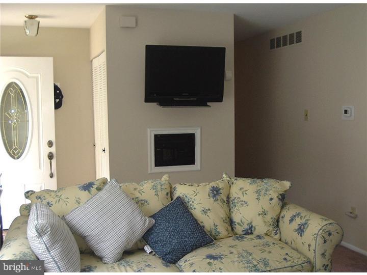 29 Windmill Drive Clementon, NJ 08021 - Photo 7 of 24 Living Room