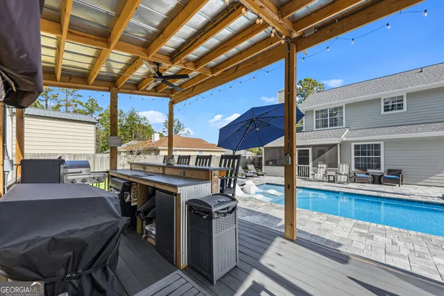 a view of a house with yard and garden