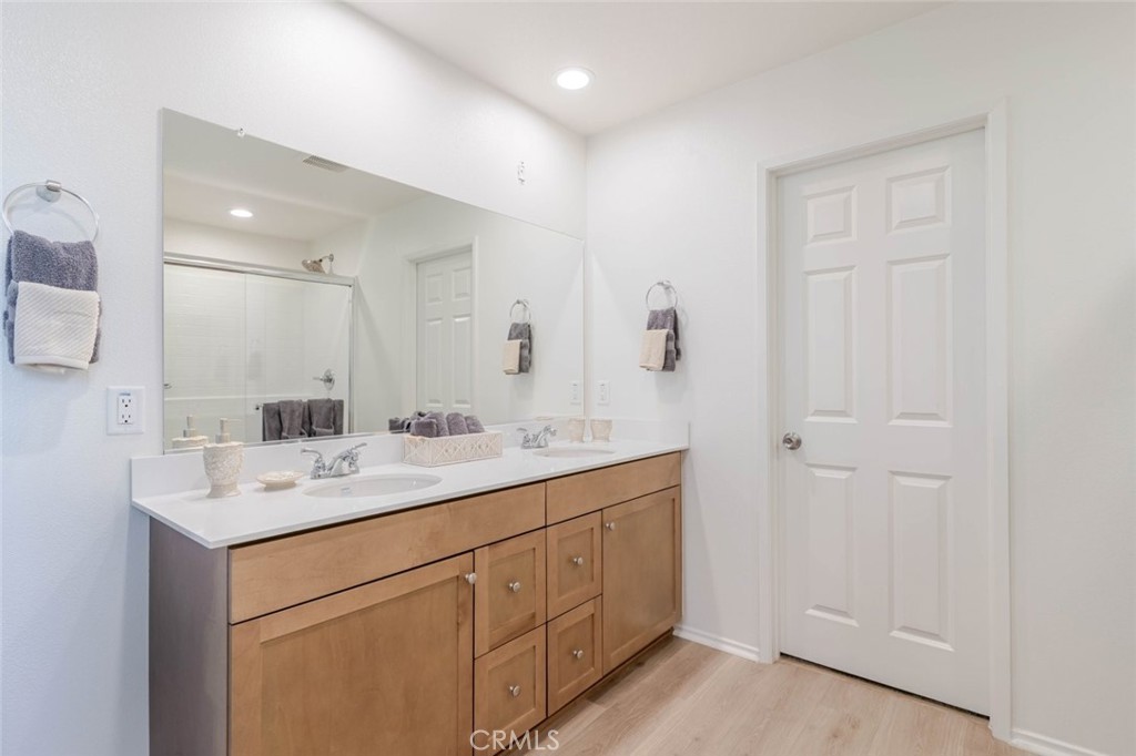 2133 East Kettering Street Lancaster, CA 93535 - Photo 21 of 32 a utility room with cabinets