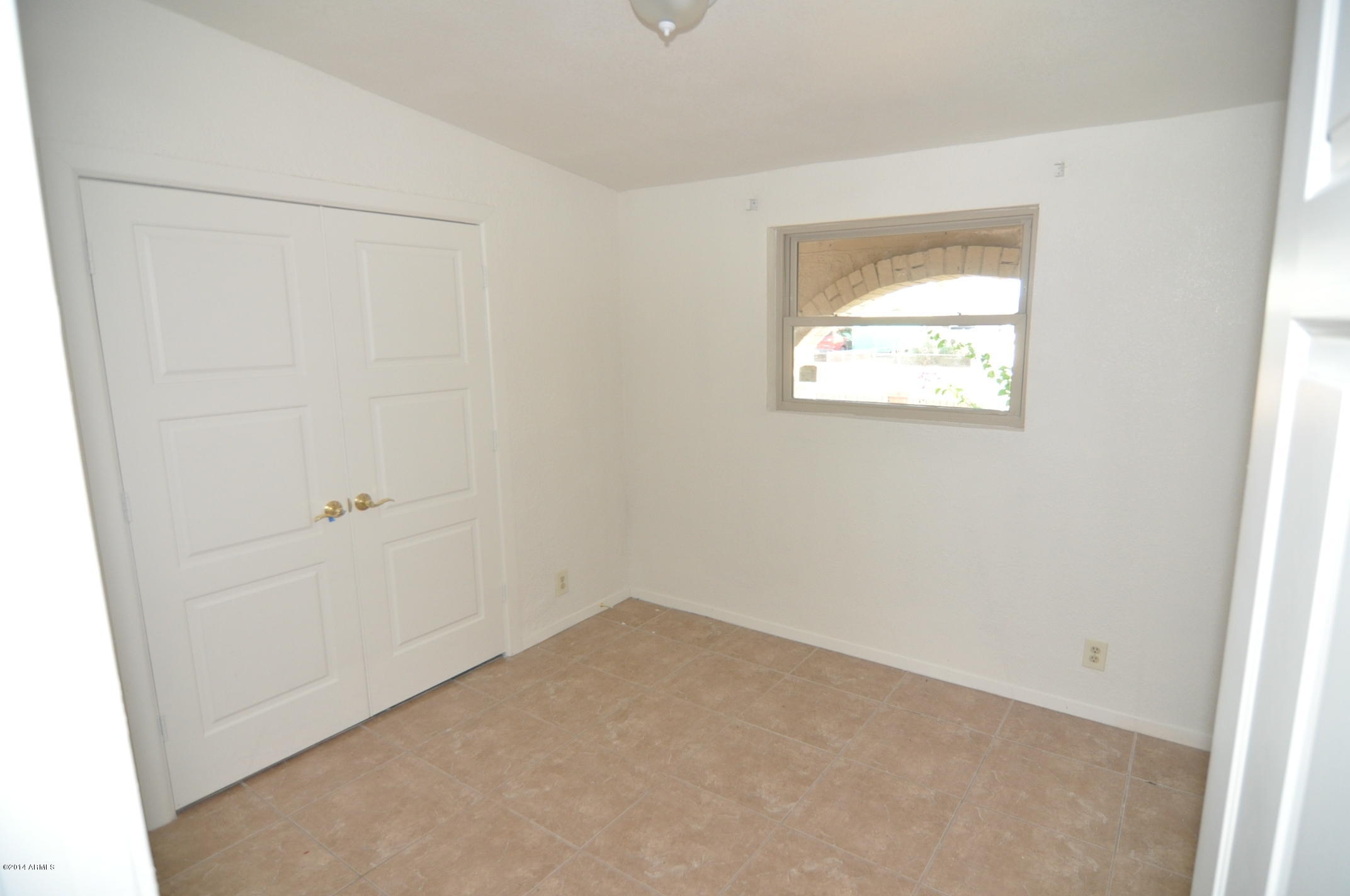 933 East Carter Road Phoenix, AZ 85042 - Photo 7 of 10 DSC_0512