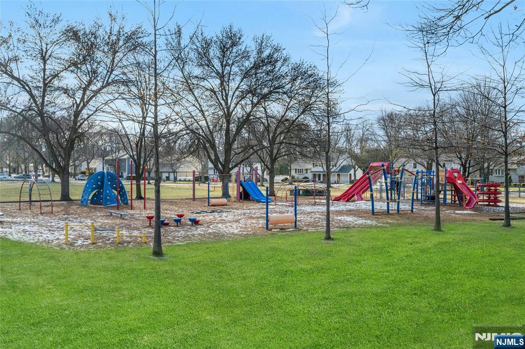 90 Arnot Place Paramus, NJ 07652 - Photo 18 of 28