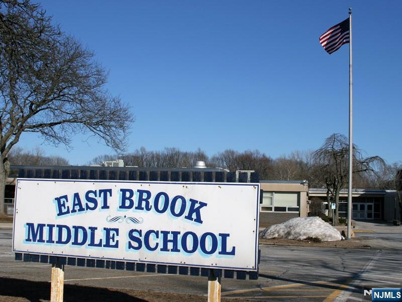 90 Arnot Place Paramus, NJ 07652 - Photo 19 of 28