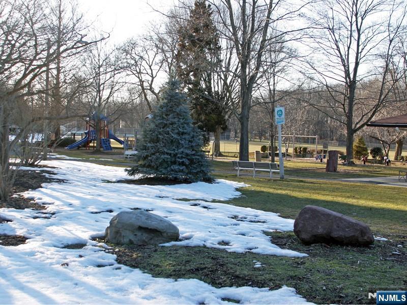 90 Arnot Place Paramus, NJ 07652 - Photo 25 of 28