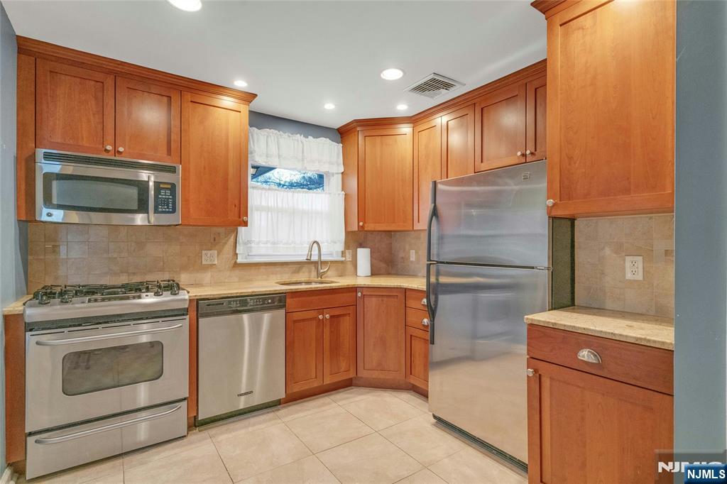 90 Arnot Place Paramus, NJ 07652 - Photo 4 of 28