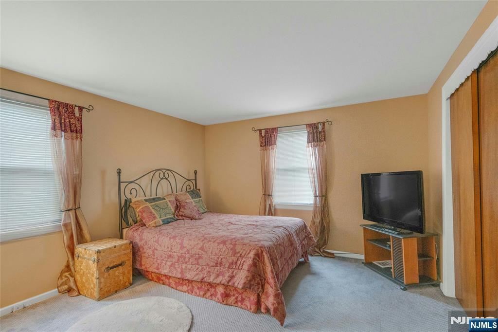 90 Arnot Place Paramus, NJ 07652 - Photo 8 of 28