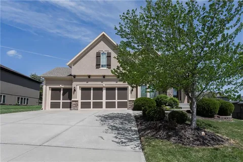 $695,000 | 18914 West 100th Street, Lenexa, KS 66220