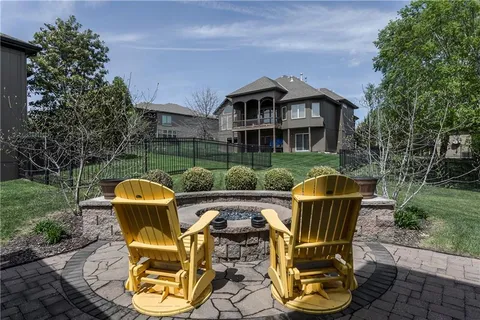 $695,000 | 18914 West 100th Street, Lenexa, KS 66220