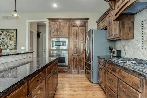 $695,000 | 18914 West 100th Street, Lenexa, KS 66220